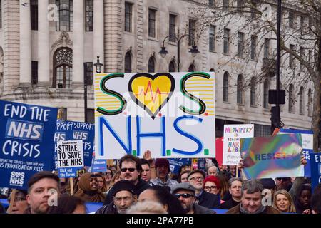 Londra, Regno Unito. 11th marzo 2023. Manifestanti a Trafalgar Square. Migliaia di persone hanno marciato attraverso il centro di Londra a sostegno dei lavoratori dell'NHS e dell'NHS e per protestare contro la privatizzazione dell'NHS. Credit: Vuk Valcic/Alamy Live News Foto Stock