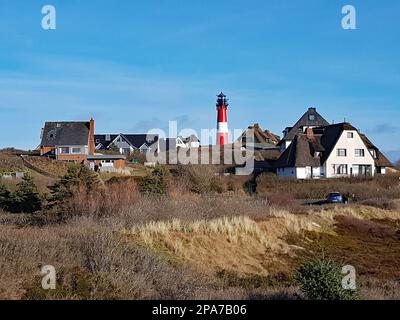 Faro e case Frisone a Hoernum sull'isola di Sylt, Germania Foto Stock