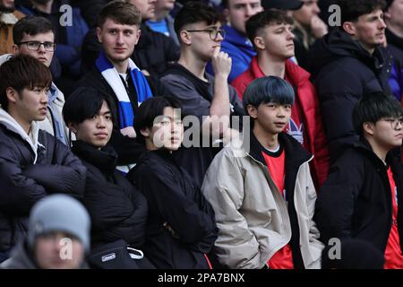 I fan di Kaoru Mitoma durante la partita della Premier League tra Leeds United e Brighton & Hove Albion a Elland Road, Leeds, domenica 12th marzo 2023. (Foto: Pat Scaasi | NOTIZIE MI) Credit: NOTIZIE MI & Sport /Alamy Live News Foto Stock