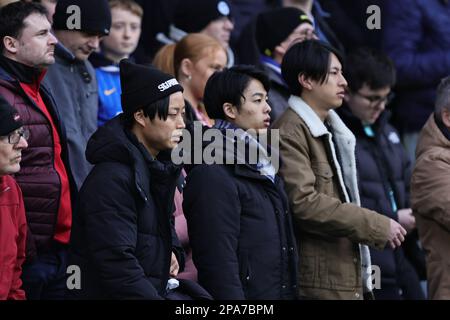 I fan di Kaoru Mitoma durante la partita della Premier League tra Leeds United e Brighton & Hove Albion a Elland Road, Leeds, domenica 12th marzo 2023. (Foto: Pat Scaasi | NOTIZIE MI) Credit: NOTIZIE MI & Sport /Alamy Live News Foto Stock