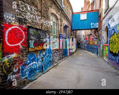 Colorati graffiti coperti pareti di uno stretto vicolo al largo di Corn Street nella città vecchia di Bristol UK Foto Stock