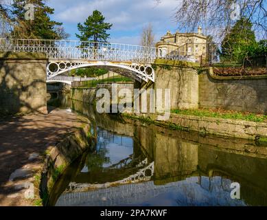 Ponte in ghisa dipinto di bianco ornato sul canale Kennet e Avon presso i Sydney Gardens a Bath Somerset UK Foto Stock