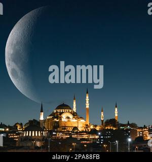 Moschea Suleymaniye con luna crescente. Foto in formato Ramadan o quadrato islamico. Foto di sfondo islamica o cadir gecesi o laylat al-qadr. Foto Stock