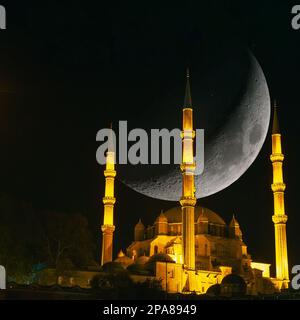 Moschea Edirne Selimiye con luna crescente. Ramadan o foto di concetto islamico. Foto di sfondo in formato quadrato islamico o cadir gecesi o laylat al-qadr. Foto Stock