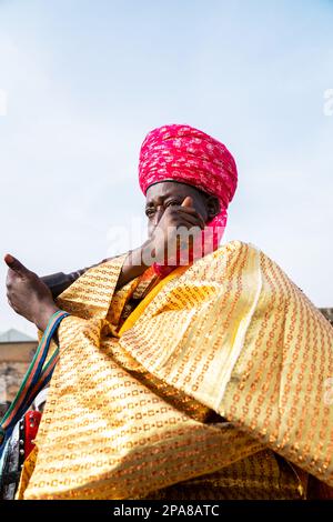 Il trombettista reale soffia il suo corno durante l'annuale festival durbar a Zaria, Nigeria. Foto Stock
