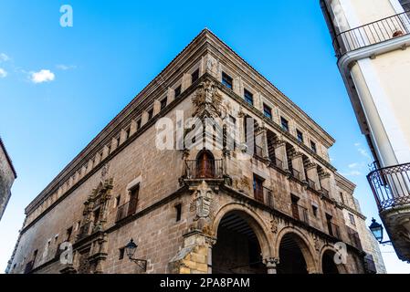 Il Palacio de los Duques de San Carlos è un palacio rinascimentale del 16th° secolo a Trujillo, una città della regione spagnola dell'Estremadura. È dotato di un Foto Stock