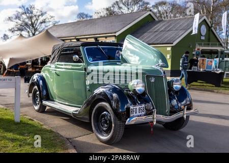 1936 Ford Model 68 Cabriolet, in mostra all'assemblea Ford tenutasi presso il Bicester Heritage Centre il 26th febbraio 2023. Foto Stock