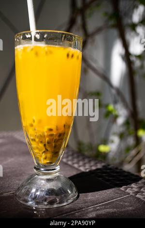 succo di mango fresco in bicchiere Foto Stock