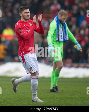 Wrexham, Wrexham County Borough, Galles. 11th marzo 2023. Il Wrexham's Jordan Tunnicliffe batte il tifoso in anticipo sul calcio d'inizio, durante il Wrexham Association Football Club V Southend United Football Club all'ippodromo, nella Vanarama National League. (Credit Image: ©Cody Froggatt/Alamy Live News) Foto Stock