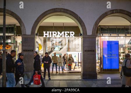 Monaco, Germania. 11th Mar, 2023. Anche se l'inflazione continua a persistere nella zona pedonale di Monaco, la Germania è affollata di persone che fanno shopping il 11 marzo 2023. (Foto di Alexander Pohl/Sipa USA) Credit: Sipa USA/Alamy Live News Foto Stock