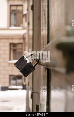 Primo piano di un lucchetto sulla portiera Foto Stock