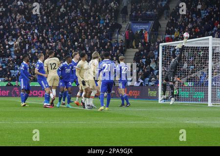 Danny Ward, il guardiano di Leicester City, salva la testata del Wesley Fofana di Chelsea durante la seconda metà della partita della Premier League tra Leicester City e Chelsea al King Power Stadium di Leicester sabato 11th marzo 2023. (Foto: John Cripps | NOTIZIE MI) Credit: NOTIZIE MI & Sport /Alamy Live News Foto Stock