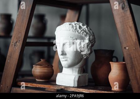 Oggetti d'arte per la mostra di pittura classica e contemporanea scultura retrò e ceramica. Illustrazioni a mano statue in gesso busto e sh astratto Foto Stock