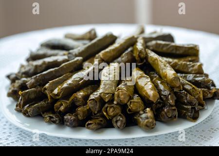 Piatti turchi tradizionali deliziosi, foglie ripiene, piatto turco tradizionale a base di riso avvolto in foglie d'uva. Foto di alta qualità Foto Stock