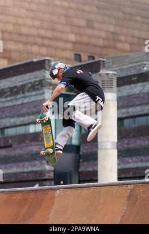 I membri del Team Extreme Performing Skateboard trick sulla Half Pipe all'Urdd Eisteddfod 2022. Foto Stock