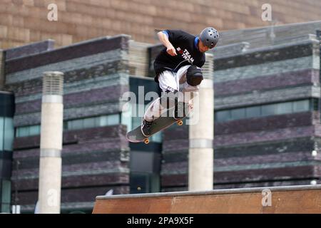 I membri del Team Extreme Performing Skateboard trick sulla Half Pipe all'Urdd Eisteddfod 2022. Foto Stock