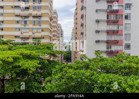 Quartiere Leblon visto dalla finestra di un edificio a Rio de Janeiro, Brasile. Foto Stock