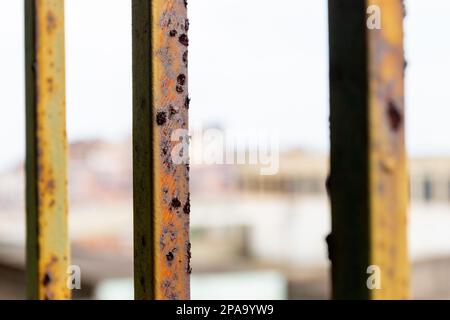 Ringhiere arrugginite con la collina di Cantagalo sullo sfondo a Rio de Janeiro, Brasile. Foto Stock