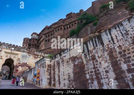 Jodhpur, Rajasthan, India - 19 ottobre 2019: Turisti indiani in abiti moderni che visitano il famoso vecchio forte di Mehrangarh. Fort è un sito patrimonio dell'umanità dell'UNESCO. Foto Stock