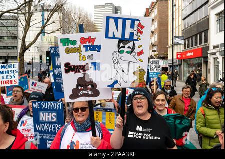 Londra, Regno Unito. 11 marzo 2023. Migliaia di persone si sono alleate per sostenere i lavoratori del NHS, cui hanno aderito l'NHS per porre fine alla crisi, per chiedere un aumento della retribuzione per il personale sanitario e accogliere i lavoratori migranti nel settore. Credit: Andrea Domeniconi/Alamy Live News Foto Stock