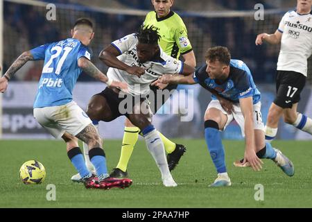 Napoli, Italia. 11th Mar, 2023. Duvan Zapata di Atalanta compete per la palla con Amir Rrahmani di SSC Napoli durante la Serie A match tra SSC Napoli e Atalanta BC allo Stadio Diego Armando Maradona Credit: Independent Photo Agency/Alamy Live News Foto Stock