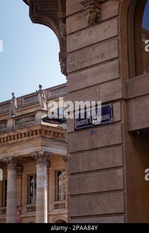 Rue Sainte-Catherine nome segno di strada e il Grand Theatre sullo sfondo a Bordeaux, la strada pedonale più lunga della Francia Foto Stock