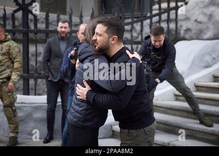 Kiev, Ucraina. 10th Mar, 2023. Il primo ministro finlandese Sanna Marin, partito, abbraccia il presidente ucraino Volodymyr Zelenskyy al suo arrivo al palazzo Mariinsky, 10 marzo 2023 a Kiev, Ucraina. Credit: Foto piscina/Ufficio stampa presidenziale ucraino/Alamy Live News Foto Stock
