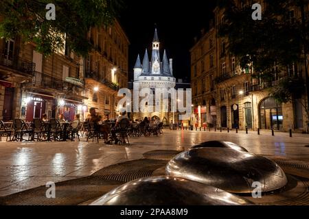 Vista notturna di Porte Cailhau o Porte du Palais. L'ex porta della città di Bordeaux in Francia. Una delle principali attrazioni turistiche di t Foto Stock