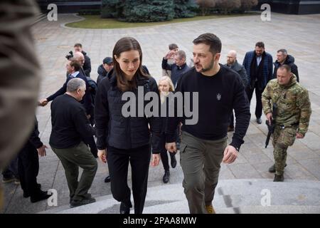 Kiev, Ucraina. 10th Mar, 2023. Il primo ministro finlandese Sanna Marin, partito, è scortato dal presidente ucraino Volodymyr Zelenskyy al suo arrivo al Palazzo Mariinsky, 10 marzo 2023 a Kyiv, Ucraina. Credit: Foto piscina/Ufficio stampa presidenziale ucraino/Alamy Live News Foto Stock