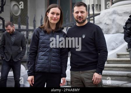 Kiev, Ucraina. 10th Mar, 2023. Il primo ministro finlandese Sanna Marin, partito, si presenta con il presidente ucraino Volodymyr Zelenskyy al suo arrivo al Palazzo Mariinsky, 10 marzo 2023 a Kiev, Ucraina. Credit: Foto piscina/Ufficio stampa presidenziale ucraino/Alamy Live News Foto Stock