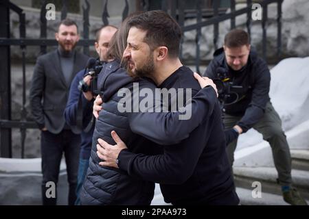 Kiev, Ucraina. 10th Mar, 2023. Il primo ministro finlandese Sanna Marin, partito, abbraccia il presidente ucraino Volodymyr Zelenskyy al suo arrivo al palazzo Mariinsky, 10 marzo 2023 a Kiev, Ucraina. Credit: Foto piscina/Ufficio stampa presidenziale ucraino/Alamy Live News Foto Stock