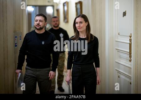 Kiev, Ucraina. 10th Mar, 2023. Il primo ministro finlandese Sanna Marin, a destra, è scortato dal presidente ucraino Volodymyr Zelenskyy al loro incontro bilaterale al Palazzo Mariinsky, 10 marzo 2023 a Kyiv, Ucraina. Credit: Foto piscina/Ufficio stampa presidenziale ucraino/Alamy Live News Foto Stock