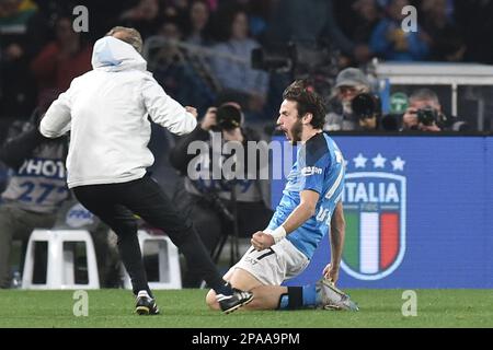 Napoli, Italia. 11th Mar, 2023. Khvicha Kvaratskhelia di SSC Napoli fa il tifo dopo il gol durante la Serie Un match tra SSC Napoli e Atalanta BC allo stadio Diego Armando Maradona Credit: Independent Photo Agency/Alamy Live News Foto Stock