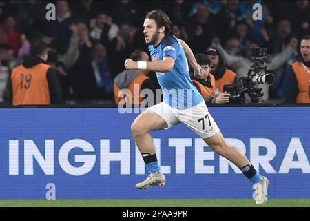 Napoli, Italia. 11th Mar, 2023. Khvicha Kvaratskhelia di SSC Napoli fa il tifo dopo il gol durante la Serie Un match tra SSC Napoli e Atalanta BC allo stadio Diego Armando Maradona Credit: Independent Photo Agency/Alamy Live News Foto Stock