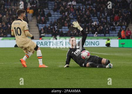 Il guardiano di Leicester City, Danny Ward, difende il suo obiettivo dal Christian Pulisic di Chelsea durante la seconda metà dell'incontro della Premier League tra Leicester City e Chelsea al King Power Stadium di Leicester sabato 11th marzo 2023. (Foto: John Cripps | NOTIZIE MI) Credit: NOTIZIE MI & Sport /Alamy Live News Foto Stock