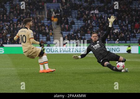 Il guardiano di Leicester City, Danny Ward, difende il suo obiettivo dal Christian Pulisic di Chelsea durante la seconda metà dell'incontro della Premier League tra Leicester City e Chelsea al King Power Stadium di Leicester sabato 11th marzo 2023. (Foto: John Cripps | NOTIZIE MI) Credit: NOTIZIE MI & Sport /Alamy Live News Foto Stock