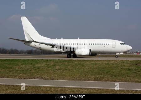 Un Hello Jets Boeing 737-700 che vola per conto di Aeroitalia qui a Milano Bergamo Aeroporto Orio al Serio Aeroitalia, la più recente impresa di compagnie aeree private italiane, ha noleggiato a umido un Boeing 737-700 della startup rumena HelloJets. HelloJets ha attualmente una flotta di tre Boeing 737s, una delle serie -500, una -700 e un'altra 737-800, le tre delle quali erano originariamente gestite da Blue Air. Foto Stock