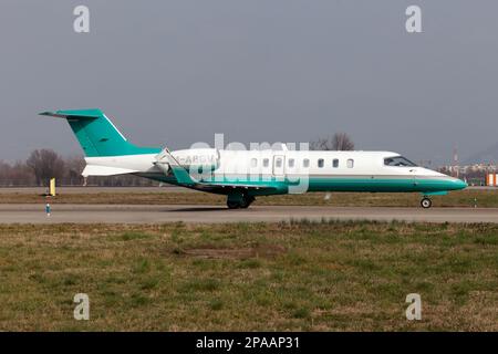 Un Ryanair Bombardier Learjet 45 tassato all'aeroporto Bergamo Orio al Serio di Milano. La compagnia aerea irlandese a basso costo, con sede in Irlanda, possiede tre Learjet 45, con sede negli aeroporti di Londra Stansted e Bergamo, ma immatricolate nell'isola di Man, che vengono utilizzate principalmente per il trasporto rapido di personale addetto alla manutenzione e di piccole parti di aeromobili in tutta la rete. Foto Stock