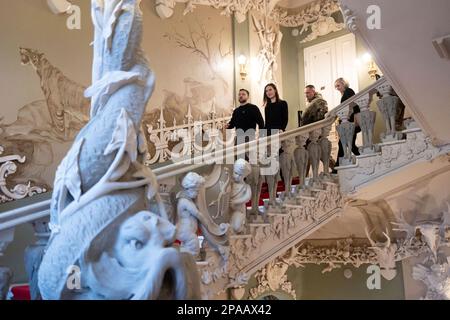 Kiev, Ucraina. 10th Mar, 2023. Il primo ministro finlandese Sanna Marin, a destra, è scortato dal presidente ucraino Volodymyr Zelenskyy al loro incontro bilaterale al Palazzo Mariinsky, 10 marzo 2023 a Kyiv, Ucraina. Credit: Foto piscina/Ufficio stampa presidenziale ucraino/Alamy Live News Foto Stock