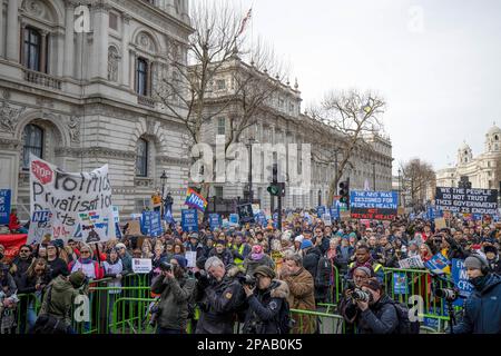 Londra, Regno Unito. 11th Mar, 2023. I lavoratori del NHS, compresi medici e infermieri, e il loro sostenitore, hanno dei cartelli durante la manifestazione. Il gruppo della campagna SOS NHS e altri sindacati hanno organizzato una marcia dall'University College London Hospital a Downing Street per chiedere finanziamenti di emergenza al National Health Service (NHS) da parte del governo britannico per sostenere i servizi e il personale e non privatizzare il settore sanitario prima della primavera del Cancelliere Bilancio in data 15th marzo 2023. Credit: SOPA Images Limited/Alamy Live News Foto Stock