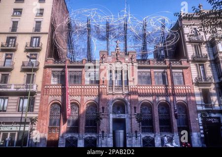 Il Fundació Antoni Tàpies di Carrer d'Aragó, Barcellona, si trova nell'ex Casa Montaner i Simon progettata da Lluís Domènech i Montaner. La scultura sul tetto del 1990 è Núvol i cadira o Cloud and Chair, di Tàpies. Foto Stock