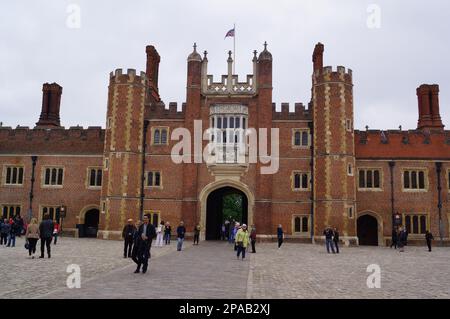 Londra, Regno Unito: Hampton Court Palace, la facciata e l'entrata principale del palazzo Foto Stock