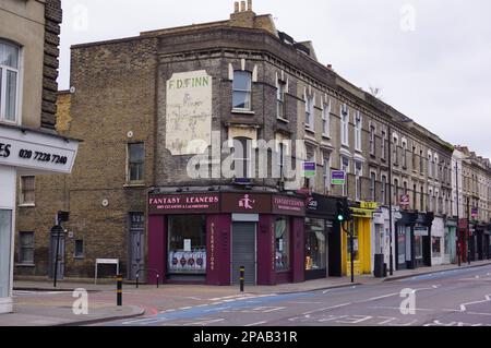 Londra, Regno Unito: Battersea Park Road, angolo con Frere Street, a Battersea, Wandsworth Foto Stock