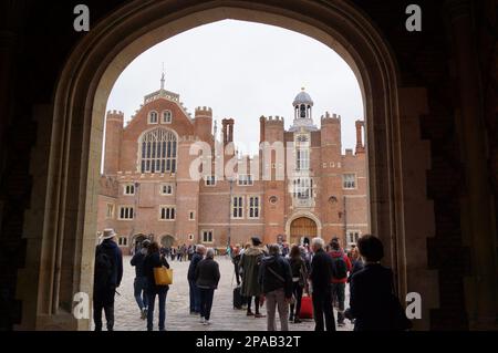 Londra, Regno Unito: Hampton Court Palace, vista della base Court e della facciata dalla porta d'ingresso principale Foto Stock