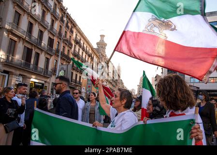 Barcellona, Spagna. 11th Mar, 2023. Una donna ha visto tenere una bandiera durante la dimostrazione. La comunità iraniana di Barcellona ha manifestato nuovamente sabato 11 marzo nel quadro delle proteste contro il regime di Teheran, marciando da Plaza Cataluña a Plaza Sant Jaume, chiedendo giustizia per gli omicidi e i massacri degli studenti. (Foto di Ximena Borrazas/SOPA Images/Sipa USA) Credit: Sipa USA/Alamy Live News Foto Stock