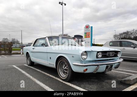 Pleyber-Christ, Francia - Gennaio 05 2022: 1966 Ford Mustang GT Convertibile 289 in un lotto parcheggiato. Foto Stock