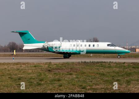 Bergamo, Italia. 4th Mar, 2023. Un Ryanair Bombardier Learjet 45 tassato all'aeroporto Bergamo Orio al Serio di Milano. La compagnia aerea irlandese a basso costo, con sede in Irlanda, possiede tre Learjet 45, con sede negli aeroporti di Londra Stansted e Bergamo, ma immatricolate nell'isola di Man, che vengono utilizzate principalmente per il trasporto rapido di personale addetto alla manutenzione e di piccole parti di aeromobili in tutta la rete. (Credit Image: © Fabrizio Gandolfo/SOPA Images via ZUMA Press Wire) SOLO PER USO EDITORIALE! Non per USO commerciale! Foto Stock