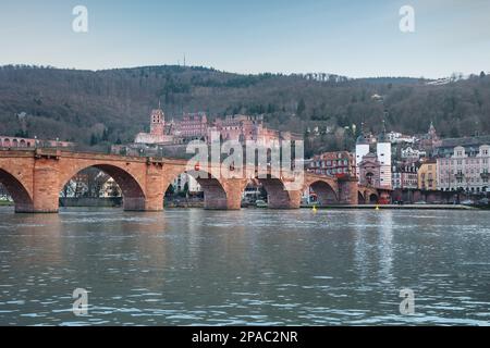Fiume Neckar, Ponte Vecchio (Alte Brucke) e Castello di Heidelberg - Heidelberg, Germania Foto Stock