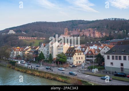 Skyline del fiume Neckar e Castello di Heidelberg - Heidelberg, Germania Foto Stock