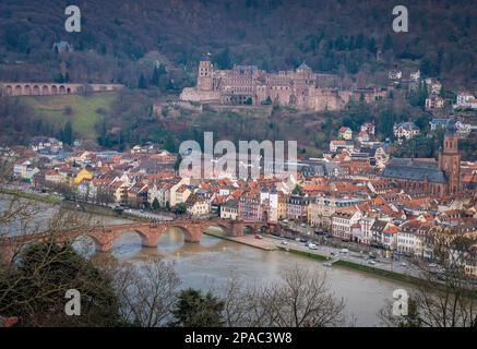 Veduta aerea del centro storico con il Castello di Heidelberg e il Ponte Vecchio (Alte Brucke) - Heidelberg, Germania Foto Stock